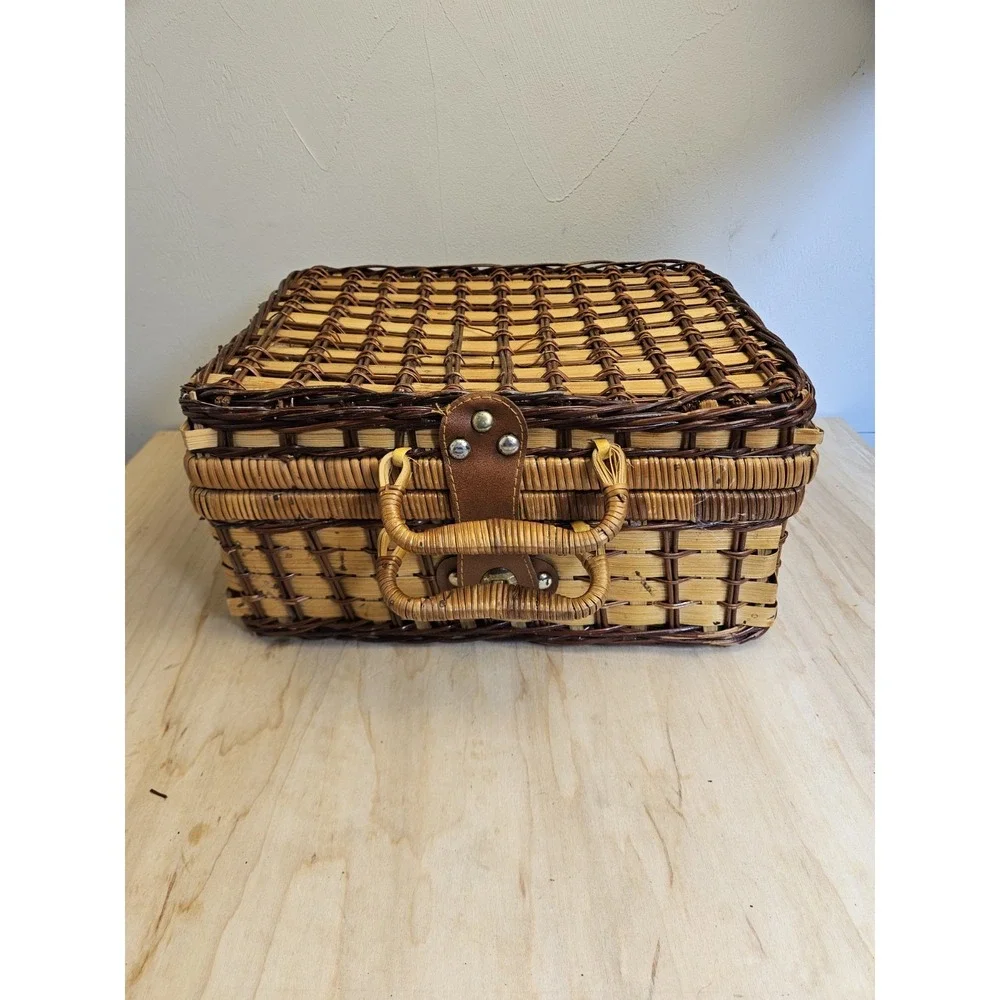 Elizabeth Arden Wicker Picnic Basket Set 4 Plates Tumblers Flatware Napkins Vtg